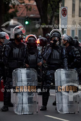  Riot police in Maracana Avenue doing security cordon to surrounding before the match between Brazil x Spain for the final of the Confederations Cup  - Rio de Janeiro city - Rio de Janeiro state (RJ) - Brazil