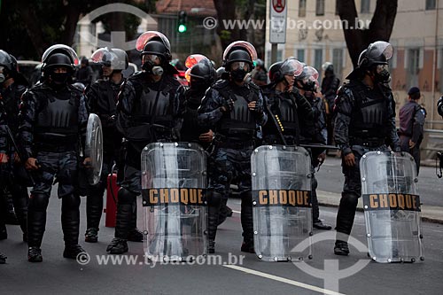  Riot police in Maracana Avenue doing security cordon to surrounding before the match between Brazil x Spain for the final of the Confederations Cup  - Rio de Janeiro city - Rio de Janeiro state (RJ) - Brazil