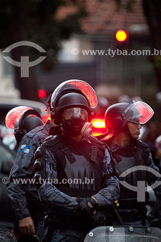  Riot police in Maracana Avenue doing security cordon to surrounding before the match between Brazil x Spain for the final of the Confederations Cup  - Rio de Janeiro city - Rio de Janeiro state (RJ) - Brazil