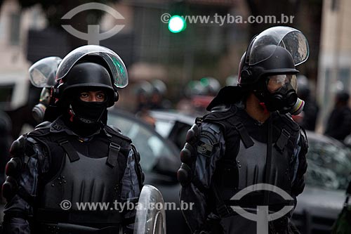  Riot police in Maracana Avenue doing security cordon to surrounding before the match between Brazil x Spain for the final of the Confederations Cup  - Rio de Janeiro city - Rio de Janeiro state (RJ) - Brazil