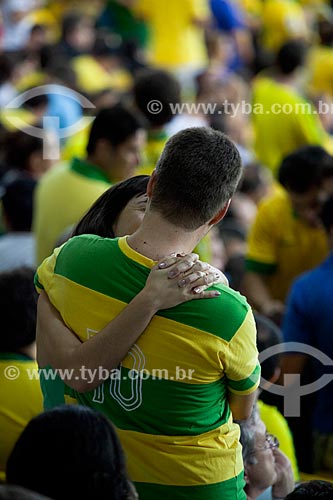  Subject: Couple during the game between Brasil x Spain by final match of Confederations Cups the JournalistMario Filho Stadium - also known as Maracana / Place: Maracana neighborhood - Rio de Janeiro city - Rio de Janeiro state (RJ) - Brazil / Date: 