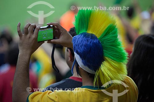  Subject: Soccer fan photographing the game between Brasil x Spain by final match of Confederations Cups - in the Journalist Mario Filho Stadium - also known as Maracana / Place: Maracana neighborhood - Rio de Janeiro city - Rio de Janeiro state (RJ) 