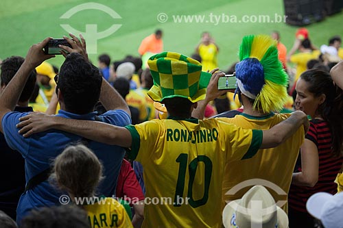  Subject: Soccer fans photographing the game between Brasil x Spain by final match of Confederations Cups - in the Journalist Mario Filho Stadium - also known as Maracana / Place: Maracana neighborhood - Rio de Janeiro city - Rio de Janeiro state (RJ 