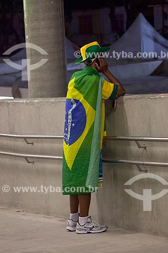  Fan with flag of Brazil surrounding the JournalistMario Filho Stadium - also known as Maracana - before the game between Brasil x Spain by final match of Confederations Cups  - Rio de Janeiro city - Rio de Janeiro state (RJ) - Brazil