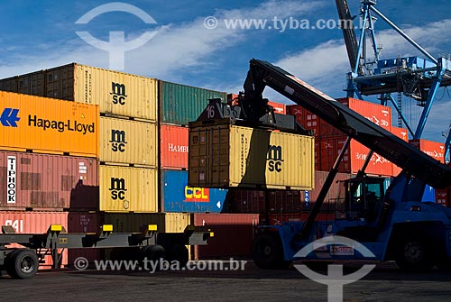  Subject: Truck being loaded into the TECON - Rio Grande Container Terminal / Place: Rio Grande city - Rio Grande do Sul state (RS) - Brazil / Date: 01/2009 