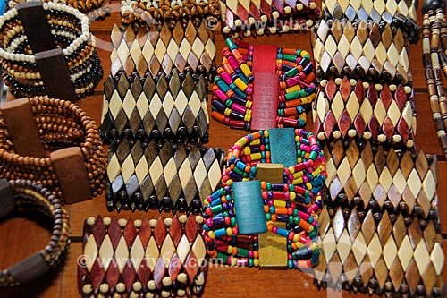  Subject: Indigenous craftwork in wood - bracelets / Place: Parintins city - Amazonas state (AM) - Brazil / Date: 06/2013 