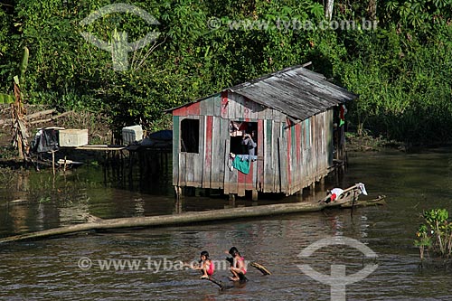  Subject: House on the banks of Amazon River near to Itacoatiara city / Place: Itacoatiara city - Amazonas state (AM) - Brazil / Date: 07/2013 