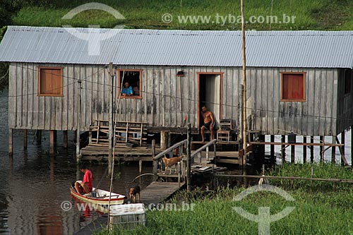  Subject: House on the banks of Amazon River near to Itacoatiara city / Place: Itacoatiara city - Amazonas state (AM) - Brazil / Date: 07/2013 