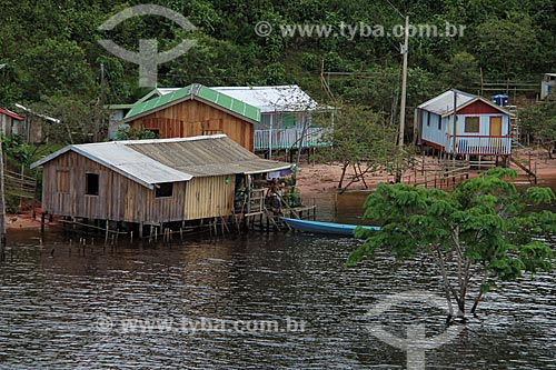  Subject: Riparian community on the banks of Amazon River near to Tabocal Coast / Place: Manaus city - Amazonas state (AM) - Brazil / Date: 07/2013 