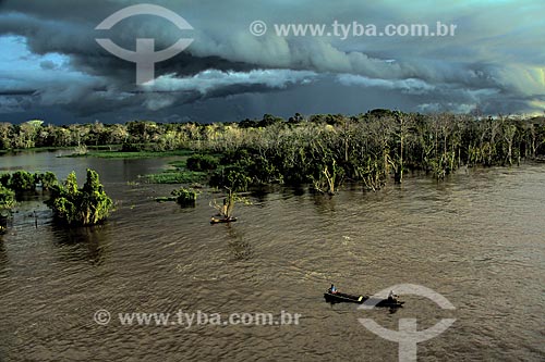  Subject: Bank of the Amazon River near to Itacoatiara city with rain clouds in the sky / Place: Itacoatiara city - Amazonas state (AM) - Brazil / Date: 07/2013 