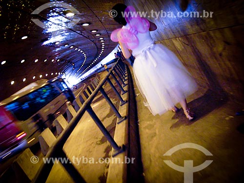  Subject: Girl with fancy walking in passing destined to pedestrians in New Tunnel / Place: Rio de Janeiro city - Rio de Janeiro state (RJ) - Brazil / Date: 02/2008 