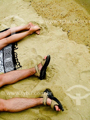  Subject: Detail of the legs of couple lying on beach sand / Place:  Ilha Grande District - Angra dos Reis city - Rio de Janeiro state (RJ) - Brazil / Date: 01/2008 