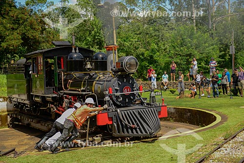  Men by maneuvering Steam train leaving the station the Estrada de Ferro Oeste de Minas inaugurated in 1881 used for sightseeing tour of Sao Joao del Rei to Tiradentes  - Tiradentes city - Minas Gerais state (MG) - Brazil