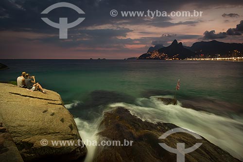  Subject: Couple sitting in Arpoador Stone / Place: Rio de Janeiro city - Rio de Janeiro state (RJ) - Brazil / Date: 04/2013 