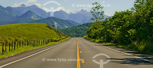  Subject: Highway in Guapiacu Ecological Reserve with Organs Mountain Range in the background / Place: Cachoeiras de Macacu city - Rio de Janeiro state (RJ) - Brazil / Date: 02/2012 
