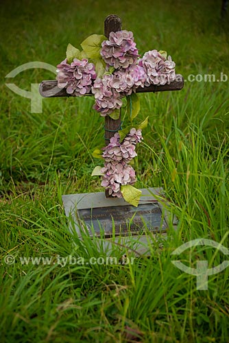  Subject: Cross with flowers on the tomb of cemetery / Place: Tiradentes City - Minas Gerais state (MG) - Brazil / Date: 03/2013 