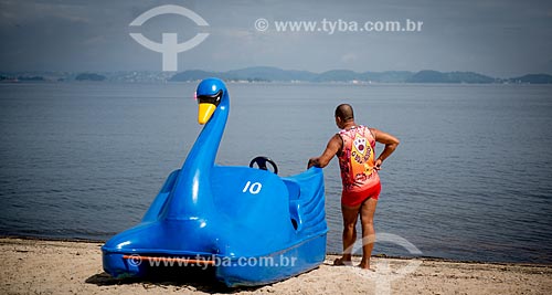  Subject: Man and swan shaped paddle boat in Paqueta Island  / Place: Paqueta neighborhood - Rio de Janeiro city (RJ) - Brazil / Date: 04/2013 