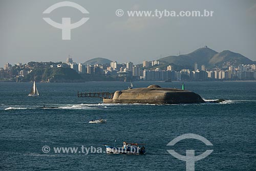  Subject:  View of Tamandare da Laje Fort (1555) with Contemporary Art Museum and buildings in the city of Niteroi in the background / Place: Rio de Janeiro city - Rio de Janeiro state (RJ) - Brazil / Date: 07/2007 