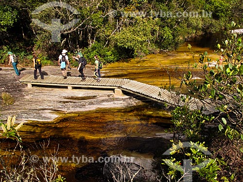  Subject: Tourists crossing the bridge over Preto River (Black River) / Place: Lima Duarte city - Minas Gerais state (MG) - Brazil / Date: 04/2009 