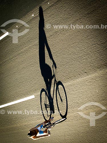  Subject: Cyclist shadow on the asphalt / Place: Rio de Janeiro city - Rio de Janeiro state (RJ) - Brazil / Date: 07/2007 