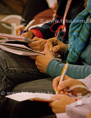  Subject: People making notes during Buddhist retreat of deepening meditation / Place: Araras District - Petropolis city - Rio de Janeiro state (RJ) - Brazil / Date: 05/2009 
