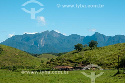  Subject: Corral of farm with the Organs Mountain Range in the background / Place: Guapiacu District - Cachoeiras de Macacu city - Rio de Janeiro state (RJ) - Brazil / Date: 02/2012 