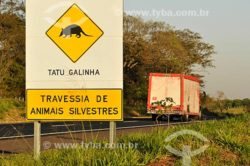  Subject: Plaque indicating crossing of Nine-banded armadillo (Dasypus novemcinctus) on Euclides da Cunha Highway (SP-320) / Place: Urania city - Sao Paulo state (SP) - Brazil / Date: 07/2013 