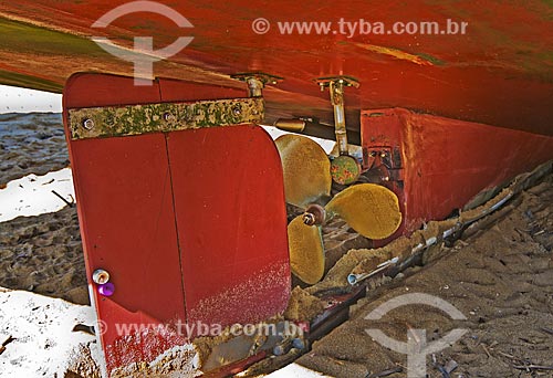  Subject: Propeller and hull of the fishing boat on the beach at Farol de Sao Thome / Place: Farol de Sao Thome neighborhood -  Campos dos Goytacazes city - Rio de Janeiro state (RJ) - Brazil / Date: 06/2013 