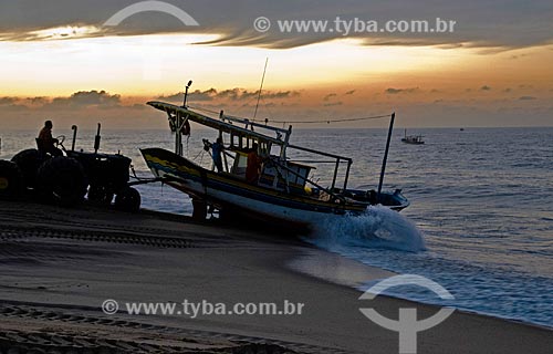  Subject: Tractor by pulling fishing boat to the sand on the beach of Farol de Sao Thome - Fishermen by using tractors to pull and push boats the sea to the sand, because not possess the docking port for boats / Place: Farol de Sao Thome neighborhood 