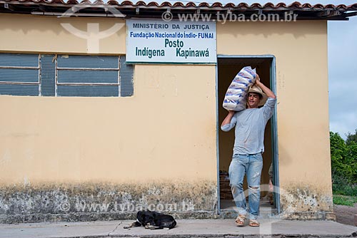  Subject: Man catching food in  Indigenous Post Kapinawá of National Indian Foundation (FUNAI) to distribute in the village or community Malhador  in Catimbau National Park  - Photo Licensed - INCREASE OF 100% OF THE VALUE OF TABLE / Place: Buique ci 