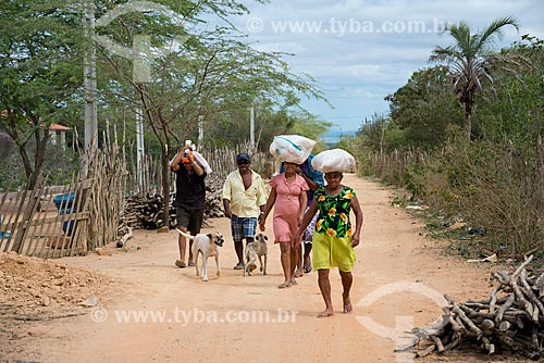  Subject: Indians of Ethnicity Kapinawa in the village or community Malhador carrying basic food basket of National Indian Foundation (FUNAI)  in Catimbau National Park  - Photo Licensed - INCREASE OF 100% OF THE VALUE OF TABLE / Place: Buique city - 