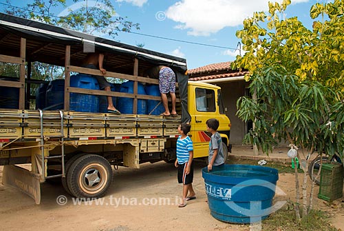  Subject: Indians Ethnicity Kapinawa in the village Malhador receiving water truck -  Indigenous Land Kapinawa in Catimbau National Park - Photo Licensed - INCREASE OF 100% OF THE VALUE OF TABLE / Place: Buique city - Pernambuco state (PE) - Brazil / 
