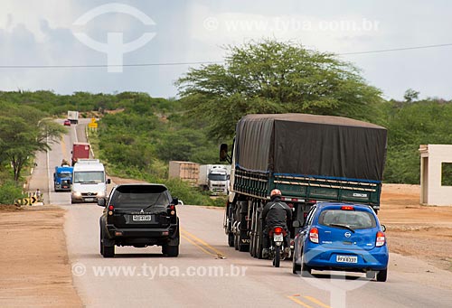  Subject: Overtaking on the highway Luiz Gonzaga (BR-232) / Place: Custodia city - Pernambuco state (PE) - Brazil / Date: 06/2013 