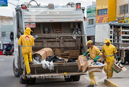  Subject: Truck of garbage collection / Place: Arcoverde city - Pernambuco state (PE) - Brazil / Date: 06/2013 