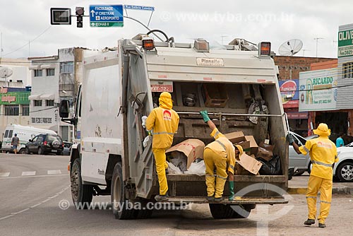 Subject: Truck of garbage collection / Place: Arcoverde city - Pernambuco state (PE) - Brazil / Date: 06/2013 