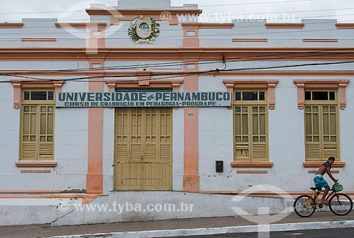  Subject: Facade of the University of Pernambuco (UPE) and cyclist on the sidewalk / Place: Pesqueira city - Pernambuco state (PE) - Brazil / Date: 06/2013 