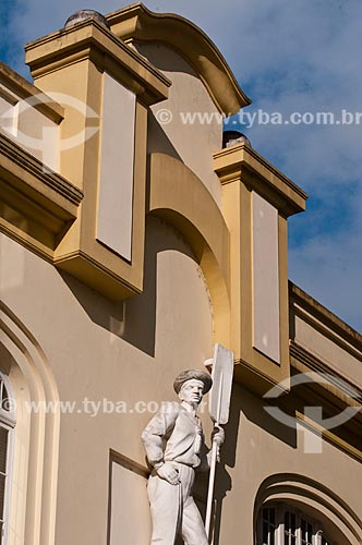  Subject: Detail of facade of the building of the Federal Revenue Inspectorate (Customs) at Siqueira Campos Street / Place: Porto Alegre city - Rio Grande do Sul state (RS) - Brazil / Date: 07/2013 