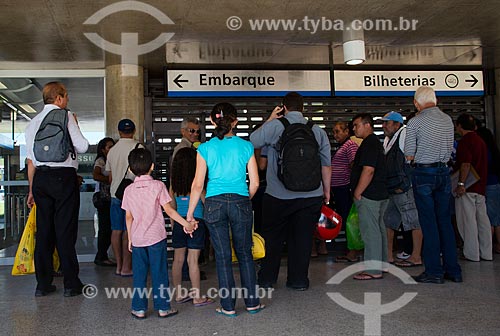  Subject: Passengers awaiting the opening of the Sao Benedito Station of Fortaleza subway / Place: Fortaleza city - Ceara state (CE) - Brazil / Date: 05/2013 