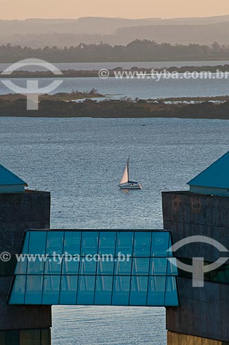  Subject: Sailing ship at Guaiba Lake near to Public Ministry building of Rio Grande do Sul state / Place: Porto Alegre city - Rio Grande do Sul state (RS) - Brazil / Date: 07/2013 