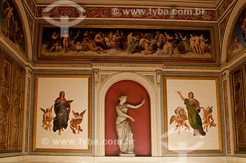  Subject: Decor the staircase hall between the 1st and 2nd floor of the Museum of Republic - old Catete Palace - with a statue of Aphrodite of Capua - statue in painted metal copy of the statue which is in the Archaeological Museum of Naples / Place: 