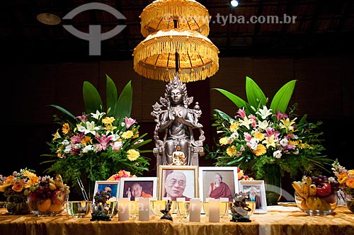  Subject: Altar with a picture of Buddhist masters in exhibition of the relics of Buddha - Buddhas Relics Tour of Maitreya Project / Place: Jardim Botanico neighborhood - Rio de Janeiro city - Rio de Janeiro state (RJ) - Brazil / Date: 05/2010 