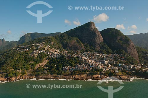  Subject: View of Vidigal slum with the Two Brothers Mountain in the background / Place: Vidigal neighborhood - Rio de Janeiro city - Rio de Janeiro state (RJ) - Brazil / Date: 08/2012 