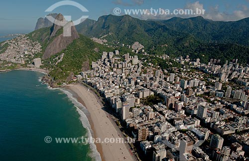  Subject: View of Leblon Beach with the Vidigal slum, Two Brothers Mountain and Rock of Gavea in the background / Place: Vidigal neighborhood - Rio de Janeiro city - Rio de Janeiro state (RJ) - Brazil / Date: 08/2012 