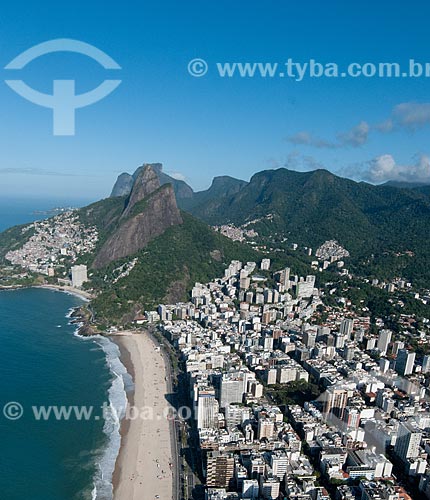  Subject: View of Leblon Beach with the Vidigal slum, Two Brothers Mountain and Rock of Gavea in the background / Place: Vidigal neighborhood - Rio de Janeiro city - Rio de Janeiro state (RJ) - Brazil / Date: 08/2012 