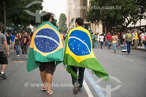  Subject: Demonstrator wrapped in the Brazilian flag in the Presidente Vargas Avenue during the protest of the Free Pass Movement / Place: City center neighborhood - Rio de Janeiro city - Rio de Janeiro state (RJ) - Brazil / Date: 06/2013 