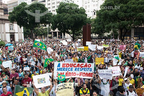  Subject: Demonstrators in the Presidente Vargas Avenue - Pio X Square - during the protest of the Free Pass Movement / Place: City center neighborhood - Rio de Janeiro city - Rio de Janeiro state (RJ) - Brazil / Date: 06/2013 