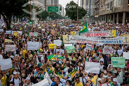  Subject: Demonstrators in the Presidente Vargas Avenue during the protest of the Free Pass Movement / Place: City center neighborhood - Rio de Janeiro city - Rio de Janeiro state (RJ) - Brazil / Date: 06/2013 