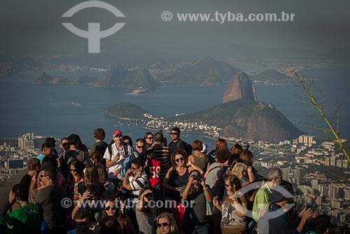  Subject: Tourists at Christ the Redeemer (1931) with the Sugar Loaf in the background / Place: Rio de Janeiro city - Rio de Janeiro state (RJ) - Brazil / Date: 07/2013 