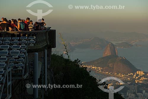  Subject: Tourists at Christ the Redeemer (1931) with the Sugar Loaf in the background / Place: Rio de Janeiro city - Rio de Janeiro state (RJ) - Brazil / Date: 07/2013 