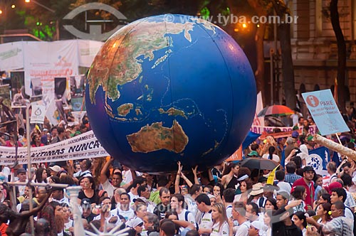  Subject: Demonstrators in the Presidente Vargas Avenue during the Rio + 20 with ball representing the globe / Place: City center neighborhood - Rio de Janeiro city - Rio de Janeiro state (RJ) - Brazil / Date: 06/2012 